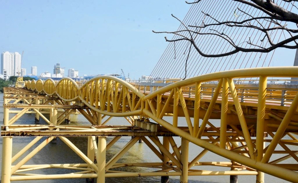 The bridge’s design is subtly sophisticated, with elegant, smoothly arching curves 